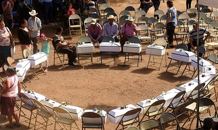 Ataúdes con los restos de los niños de la masacre de 1981 recientemente sepultados