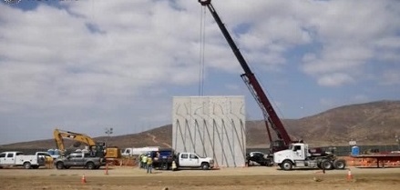 EXCAVADORAS TRABAJANDO. LOS PRIMEROS PROTOTIPOS DEL MURO DE TRUMP. Selección de empresas, presentación de los primeros modelos, comienza oficialmente la construcción…