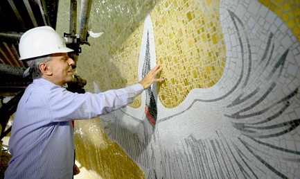 El escultor Cláudio Pastro durante los trabajos en la cúpula del santuario que será inaugurada el 11 de octubre