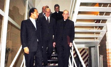 Una rara fotograía de Bergoglio y Methol Ferré (en el centro) en el 2007