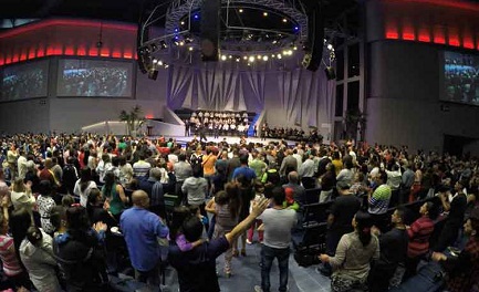 Celebración en la iglesia Oasis de Costa Rica