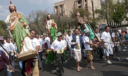 UNA VELA PARA SAN JUDAS. El santo de los exiliados y de las causas perdidas. “Nadie puede demostrar que sus ruegos son escuchados. Pero todos sabemos cuándo son respondidos”