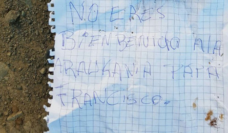 “FRANCISCO, NO ERES BIENVENIDO EN ARAUCANÍA”. El mensaje fue depositado en la enésima iglesia incendiada durante una protesta mapuche en el sur de Chile