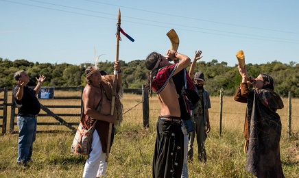 Hoy los charrúas vuelven a tocar trompas para avisar que se acerca el peligro (Foto Pablo Albarenga)