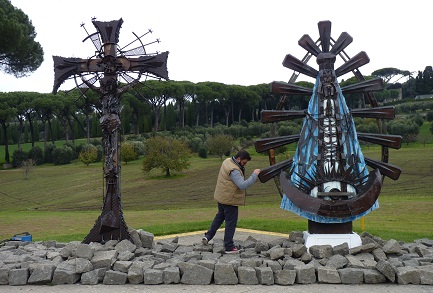 Alejandro Marmo con dos de sus obras en los jardines vaticanos: el “Cristo obrero” y la “Virgen de Lujan”