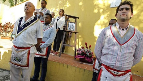 Guardia de honor de un grupo de masones cubanos (Foto Ernesto Mastrascusa/EFE)