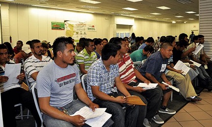¿QUÉ SERÁ DE ELLOS? Sobre los 190.000 salvadoreños que viven en Estados Unidos pende la espada de Damocles de un regreso forzado. La Iglesia pide a Trump que les extienda el “Status de protección temporal”