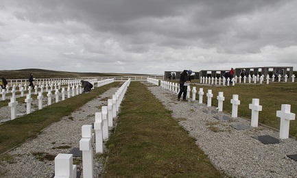 LOS HOMBRES TAMBIÉN SABEN AHORA QUIÉNES SON. La Cruz Roja Internacional identificó los restos de ochenta y ocho soldados argentinos caídos en el conflicto de Malvinas en 1982