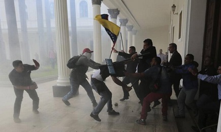 Choques entre parlamentarios y chavistas frente a la sede de la Asamblea Nacional, en Caracas (Fernando Llano AP)