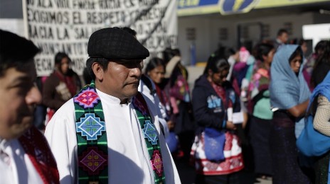 El sacerdote tsotsil Marcelo Pérez con un grupo de refugiados de Chiapas
