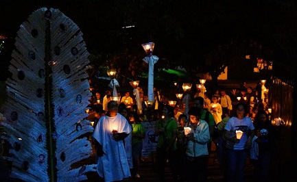 La procesión de los “farolitos” dentro de la UCA, que todos los años recuerda la masacre