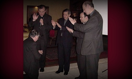 Fernando Karadima (de rodillas) recibe la bendición de los obispos Valenzuela, Barros – segundo de izquierda a derecha - Arteaga y Koljatic en la parroquia El Bosque