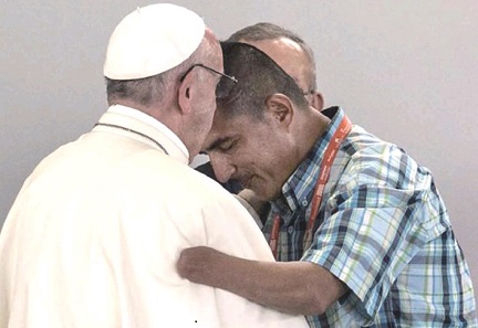 Ex guerrillero mutilado saluda al Papa durante su viaje a Colombia en septiembre de 2017