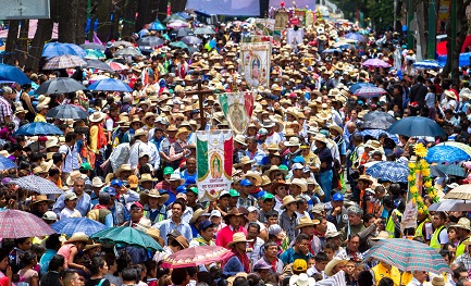 Una marea de peregrinos en camino hacia la basílica de Guadalupe, en el centro de Ciudad de México
