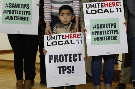 Mateo Barrera, de El Salvador, durante una protesta en Los Angeles (Foto AP/Damian Dovarganes)