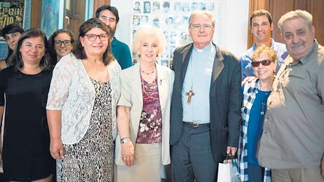 El presidente de la conferencia episcopal argentina Oscar Vicente Ojea con la presidente de las Abuelas de plaza de Mayo Estela de Carlotto