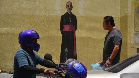 Romero pintado en una pared de la 2ª Avenida Sur de San Salvador (Foto Menly Cortez)