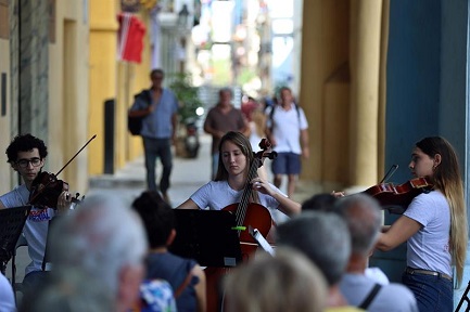 Cuartetos de arcos mozartianos en La Habana (Foto Alejandro Ernesto-EFE)