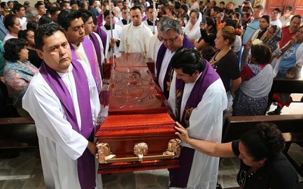 Funeral de Germain Muñiz, uno de los dos sacerdotes asesinados en el estado de Guerrero, México (Jesús Guerrero-AFP-Photo)