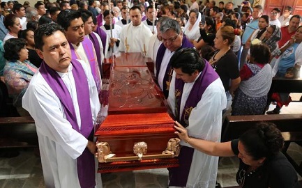 ¿DIALOGAR CON LOS NARCOS? SE PUEDE Y SE DEBE. Lo afirma el obispo de la diócesis a la que pertenecían los dos párrocos mexicanos asesinados el lunes pasado