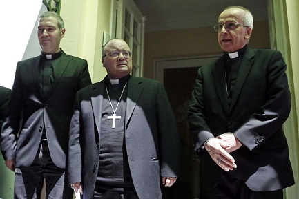De izquierda a derecha: P. J. Bertomeu, Mons. C. Scicluna y el nuncio Mons. I Scapolo (Associated Press Photo)