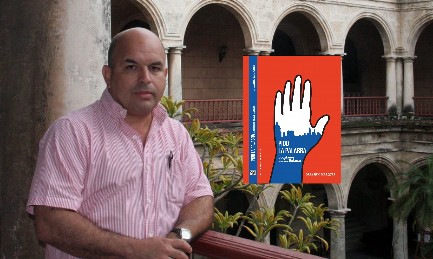 Orlando Márquez en Cuba, en el edificio histórico de La Habana dedicado a Félix Varela. En frente la portada del libro "Pido la palabra"