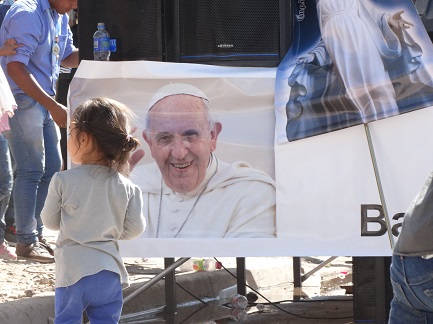 CINCO AÑOS DE PONTIFICADO/3. Identikit de la parroquia según Bergoglio: abierta a los emigrantes, extendida en el territorio, pluralista y misionera