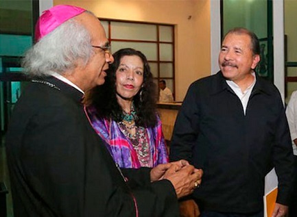 El cardenal Brenes, Rosario Murillo y el presidente Ortega