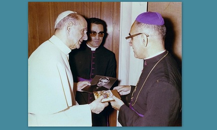 Romero y Pablo VI un año antes de la muerte del Papa. En la foto, mientras le entrega una imagen de Rutilio Grande, asesinado el año anterior
