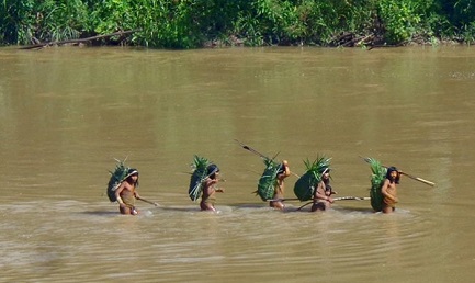 Índios atravessam um rio (Foto Ministério da Cultura-Brasil)