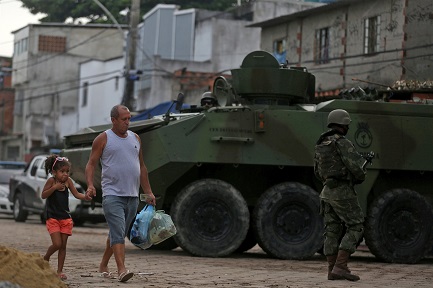 Paisagem com camuflagem (Foto Reuters-Pilar Olivares)