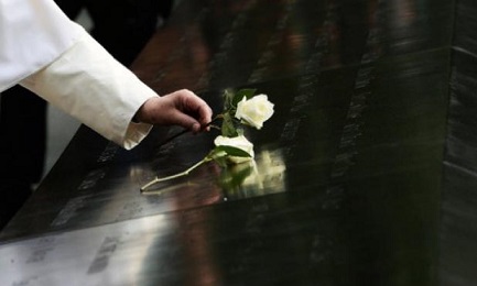 En Nueva York Francisco deja una rosa blanca en el mausoleo dedicado a las víctimas del 11/11/2001 (The New York Times)