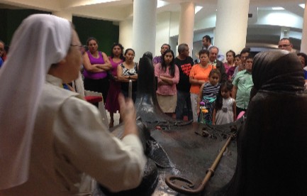 Cripta de Romero en San Salvador, visitada por una fila ininterrumpida de fieles después del anuncio de la canonización