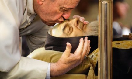 El Papa Francisco besa el cuerpo del padre Pío