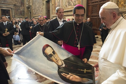 El Papa Francisco delante de un retrato de Romero el 30 de octubre de 2015 (Foto Osservatore Romano)