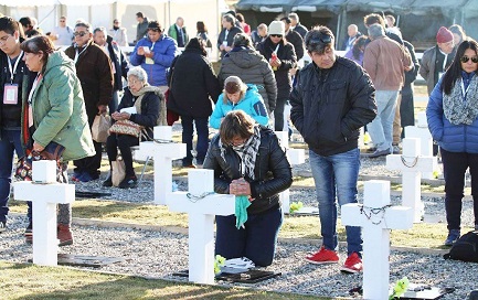 Familiares de los caídos argentinos visitan las tumbas en el cementerio de la Isla