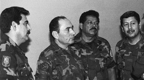 Inocente Montano, el tercero desde la izquierda, en una fotografía de julio de 1989 con oficiales de alto rango del ejército salvadoreño (Foto Luis Romero-AP).