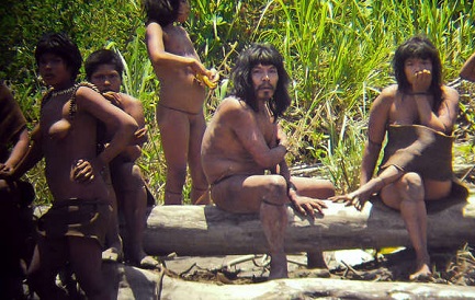 Un grupo de indígenas Mashco Piro (© Jean-Paul Van Belle)