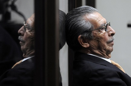 Ríos Montt en una pausa durante el juicio por genocidio, el 31 de enero de 2013 (Foto AFP-Johan Ordóñez)