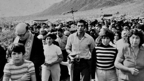 Angelelli encabeza una procesión en su provincia, La Rioja, Argentina