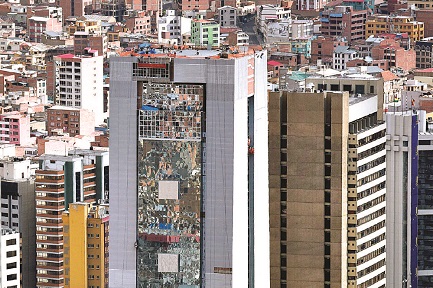 Obras en curso en el futuro palacio presidencial. Se puede ver el helipuerto (Foto Freddy Barragán-Página Siete)