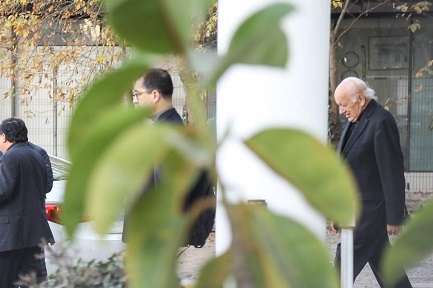 El regreso. El cardenal Ezzati llega al aeropuerto de Santiago (Foto Reinaldo Ubilla)