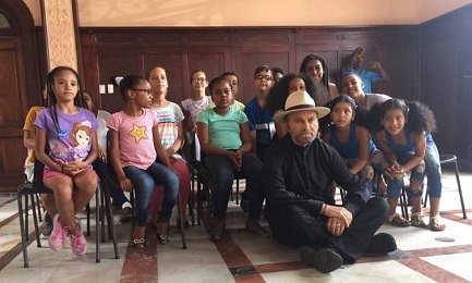 Franco Nero con niños cubanos durante el rodaje de “Havana Kyrie” (Foto RTV Comercial)