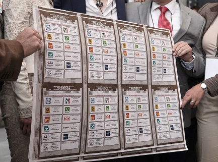 Boletas electorales para un voto en contra de la violencia y la corrupción (Foto Benjamín Flores)