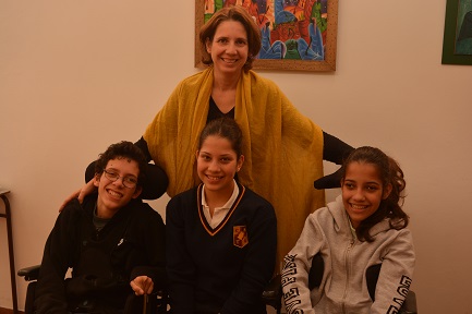 La autora del artículo con tres de sus ocho hijos: Francisco, Lucía y Verónica