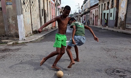 ¡FÚTBOL HASTA LA VICTORIA! Cada vez más cubanos abandonan el beisbol y se aglomeran frente a la pantalla para gritar un gol. ¿Es algo bueno? Por ahora disfrutemos del Mundial