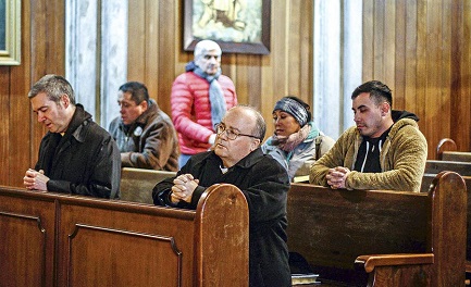 Scicluna (en primer plano) y Jordi Bertomeu en la catedral de Osorno (Foto Agenciauno)