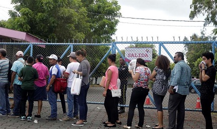 Las filas de personas que tratan de salir del país crecen día a día