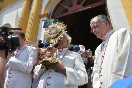 El cardenal Leopoldo Brenes, el obispo Silvio Baéz y el nuncio Waldemar Stanilaw Sommertag (LA PRENSA-JADER FLORES)