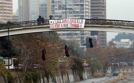 CHILE. “CURA ABUSADOR, A LA HORCA POR TRAIDOR”. Decían los carteles que pusieron cerca de tres muñecos colgados por el cuello desde un puente. De la condena contra los abusos a la violencia anticatólica